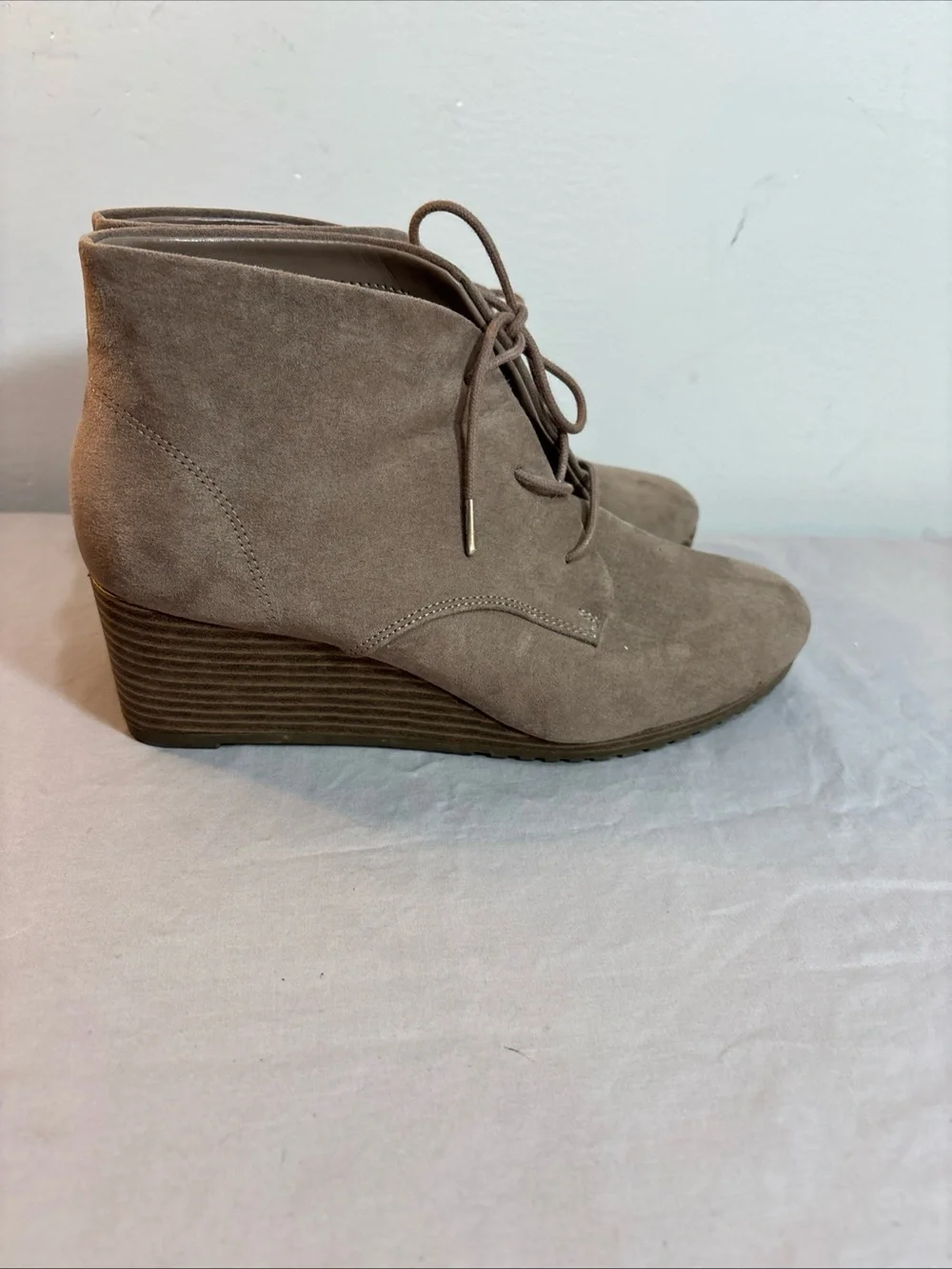 Dr Scholls Be Energized beige suede booties. Size 8M